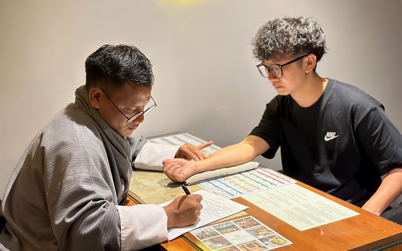 dr kelzang a bhutanese drungtsho doctor