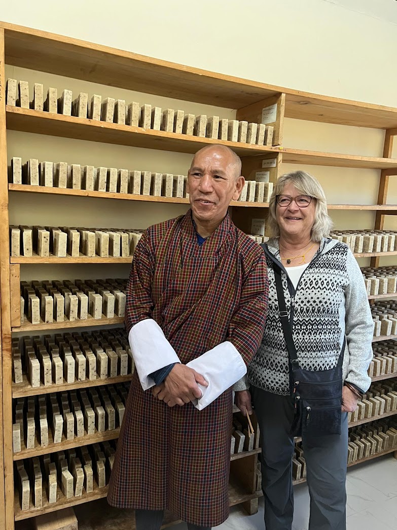 ugyen und irmela in der biobhutan manufaktur in begana dr irmela