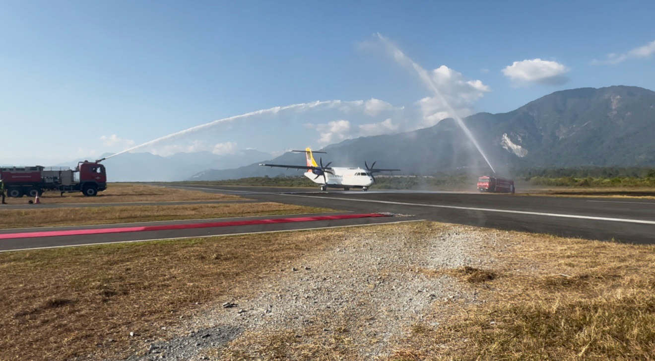 drukair gelephu to kolkata flight water canon salute