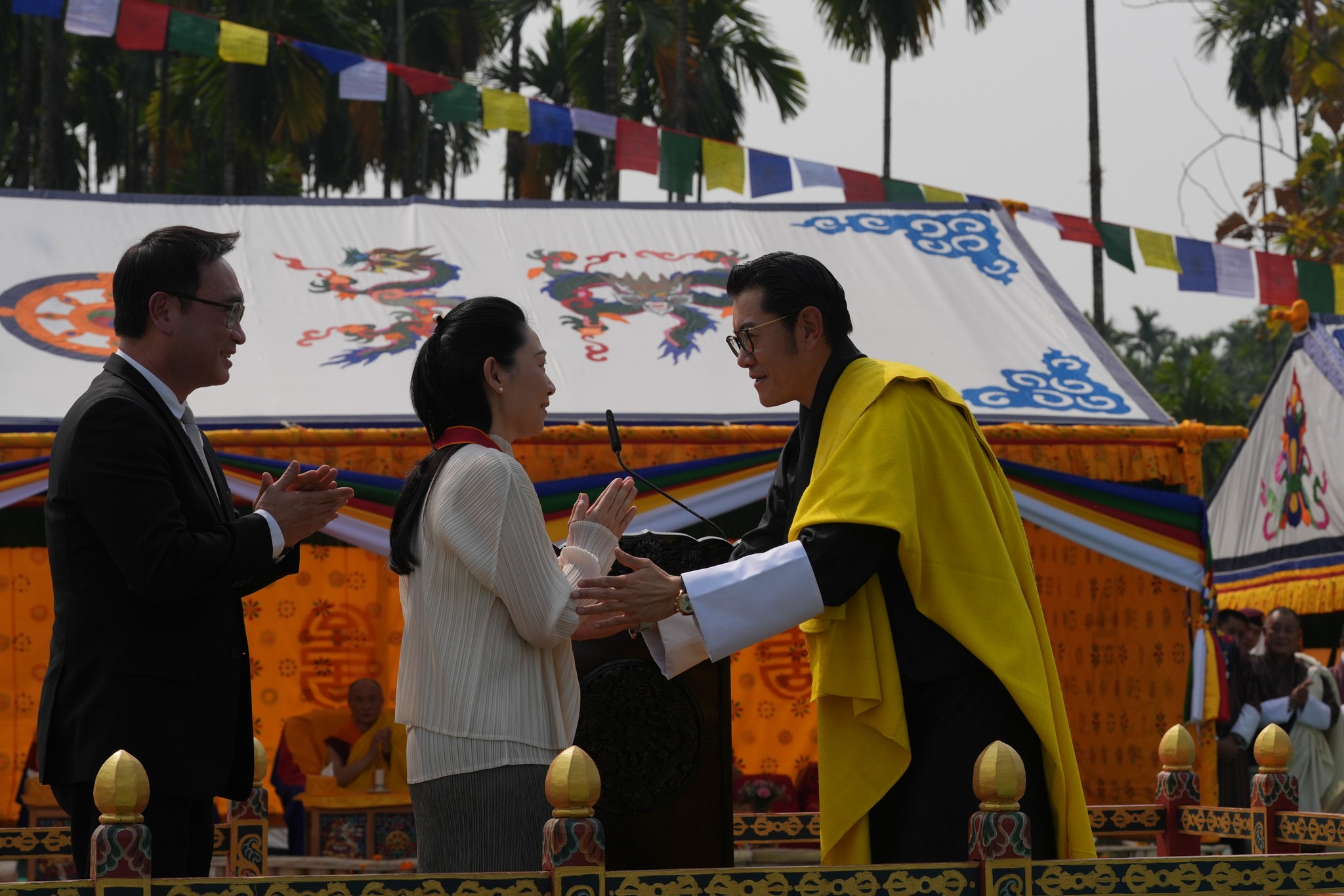 druk thuksey medal to mrs thippaporn ahriyavraromp and dr nathawat ahriyavraromp from mqdc